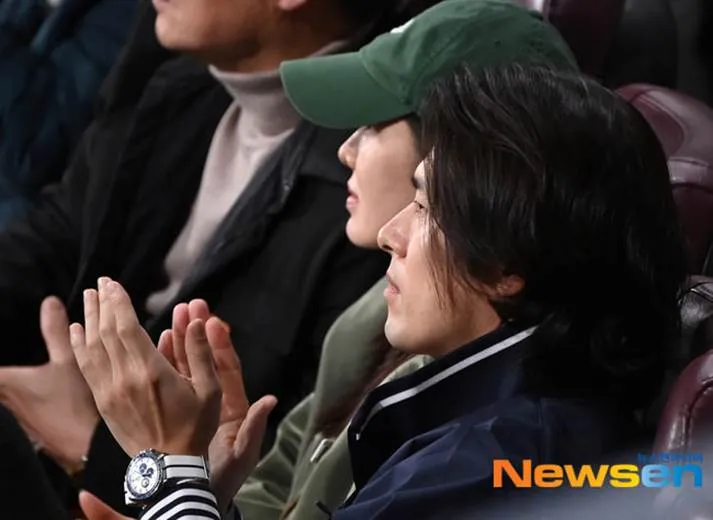 玄彬手上的腕錶是OMEGA的超霸系列周年版系列「銀史努比獎章」42毫米腕錶。翻攝Newsen