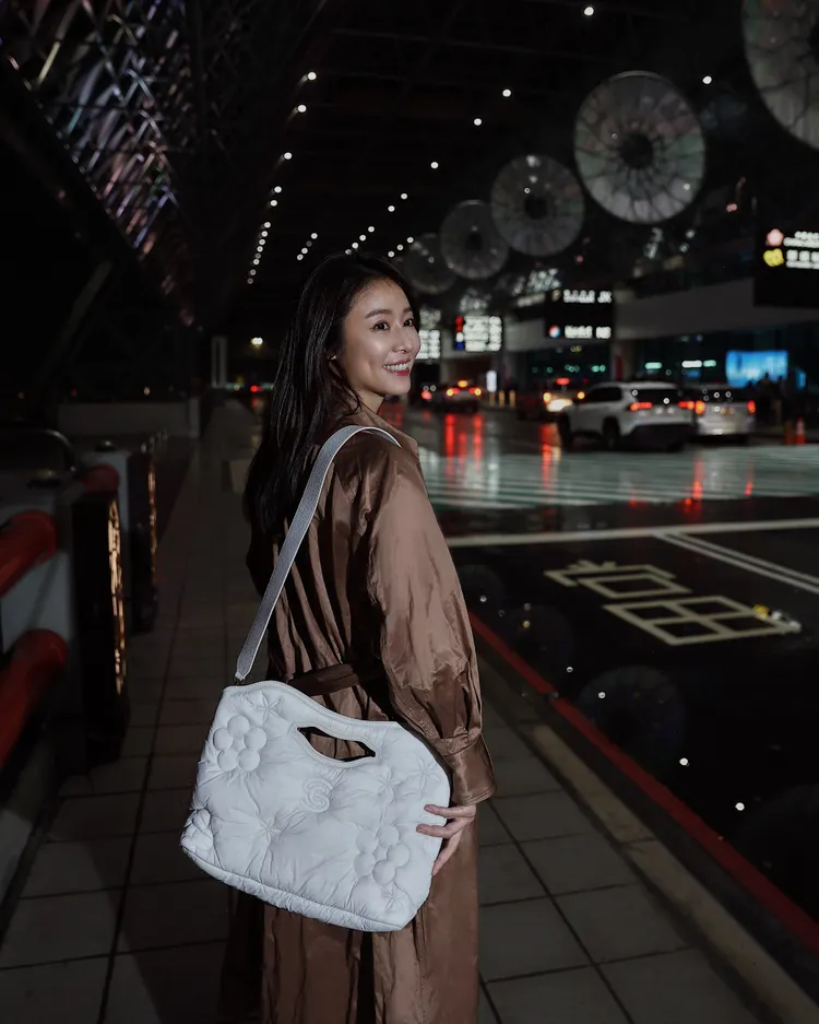 林心如背上夏姿SC皮革拼接鋪棉雲朵包。品牌提供