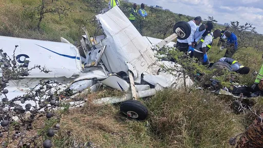 訓練機「空中撞客機」墜毀2死　客機載44人零傷亡返航