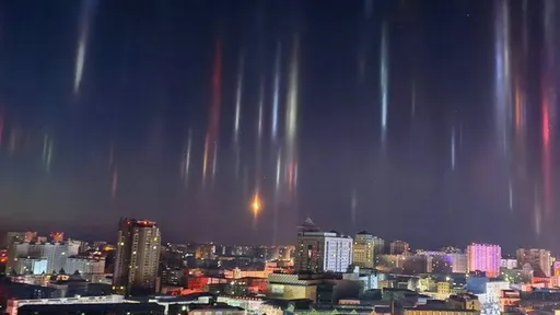 此生必看！寒天驚現「冰晶燈柱」奇景　絢麗無比有如另類極光