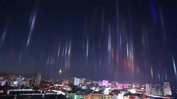 目擊者指出，現場看的震撼程度，遠勝拍成照片。翻攝微博/中國新聞網
