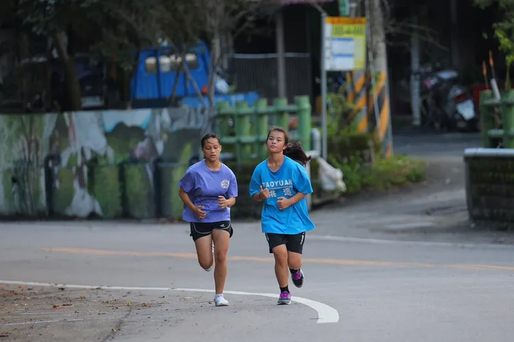 桃源國中柔道選手晨跑。教育局提供