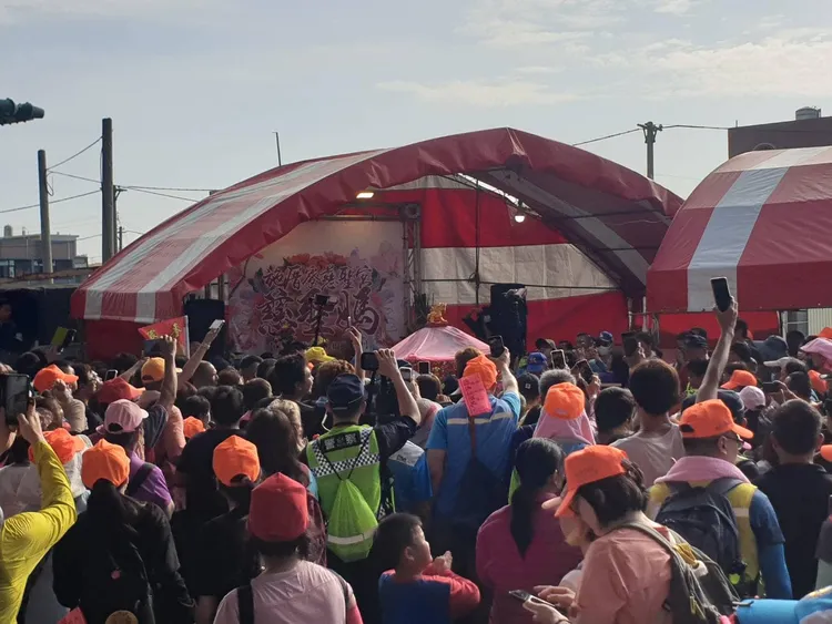 神轎上午曾在雲林元長拱慈聖母會紅壇停駕。翻攝白沙屯拱天宮臉書