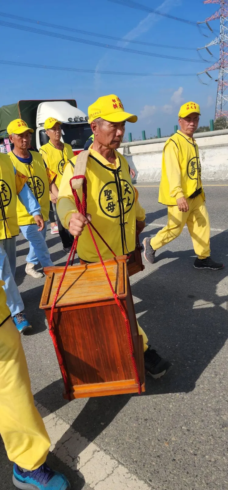 回程時的香擔組，肩負護送萬年香火返回拱天宮的重責大任。翻攝白沙屯拱天宮臉書