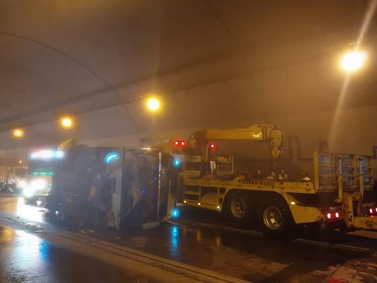 晚間拖吊車到場，將校車移置臺北市政府警察局公有保管場。翻攝畫面