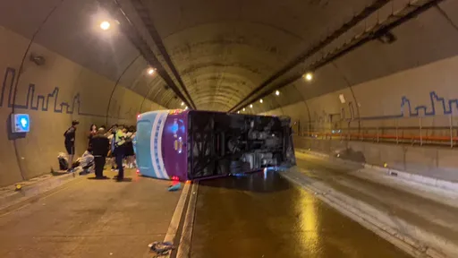 驚!康橋中學校車翻覆 26學生15人送醫