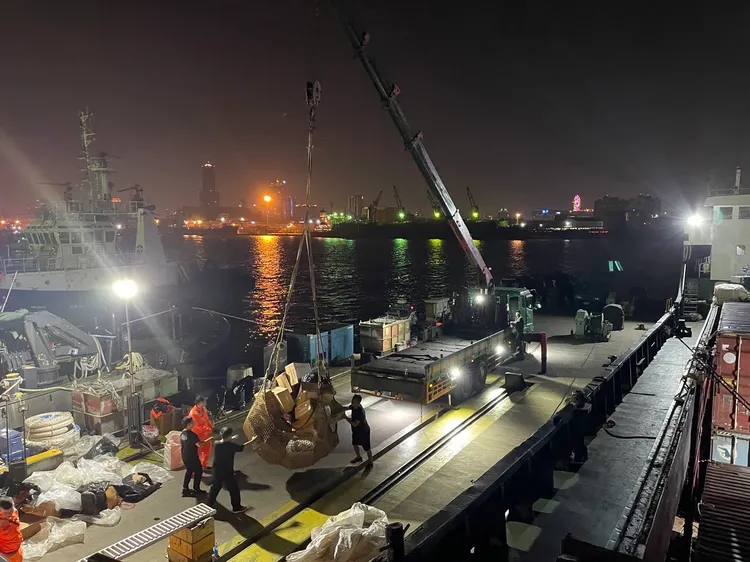 出動重機具運至地面清點。讀者提供