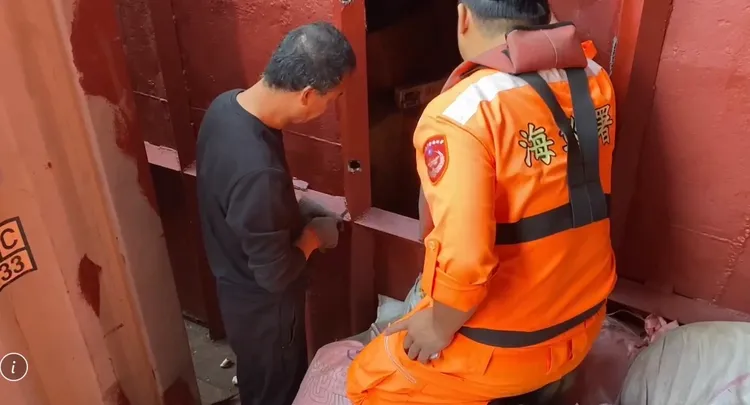 在雜貨船內發現密艙。海巡署提供