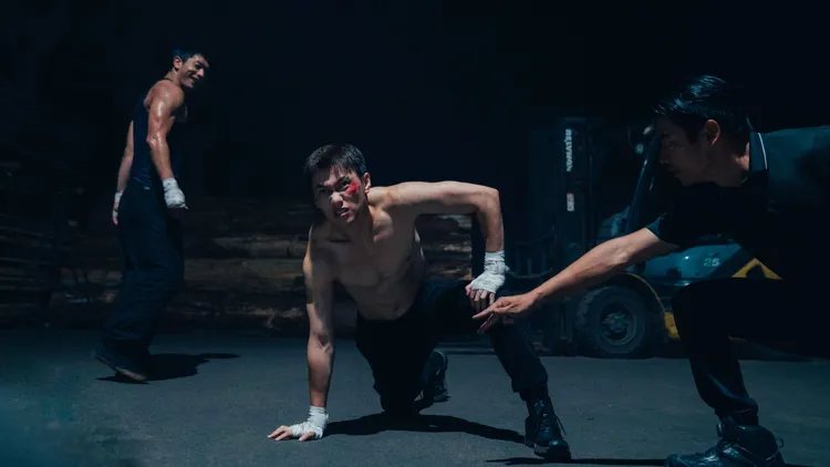 邱宇辰（中）戲裡為救弟弟奮不顧身打黑拳。結果娛樂提供