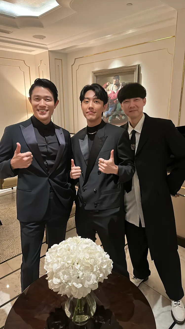 鈴木亮平（左起）、蔡凡熙和松永大司合影。好工作娛樂提供