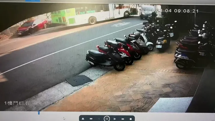 1輛廂型車技巧性閃過。民眾提供