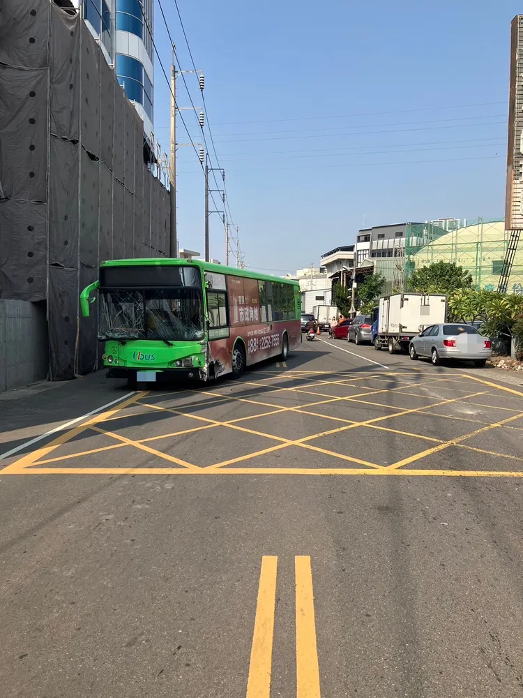 統聯客運台中市公車在大里區國中路連撞10台車。民眾提供