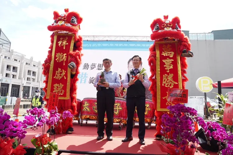 柯文哲今出席黨內立委張啟楷服務處揭牌活動，現場受訪。民眾黨提供