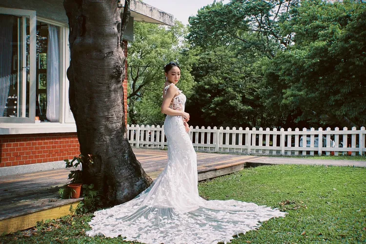 杜蕾穿的是林莉婚紗。