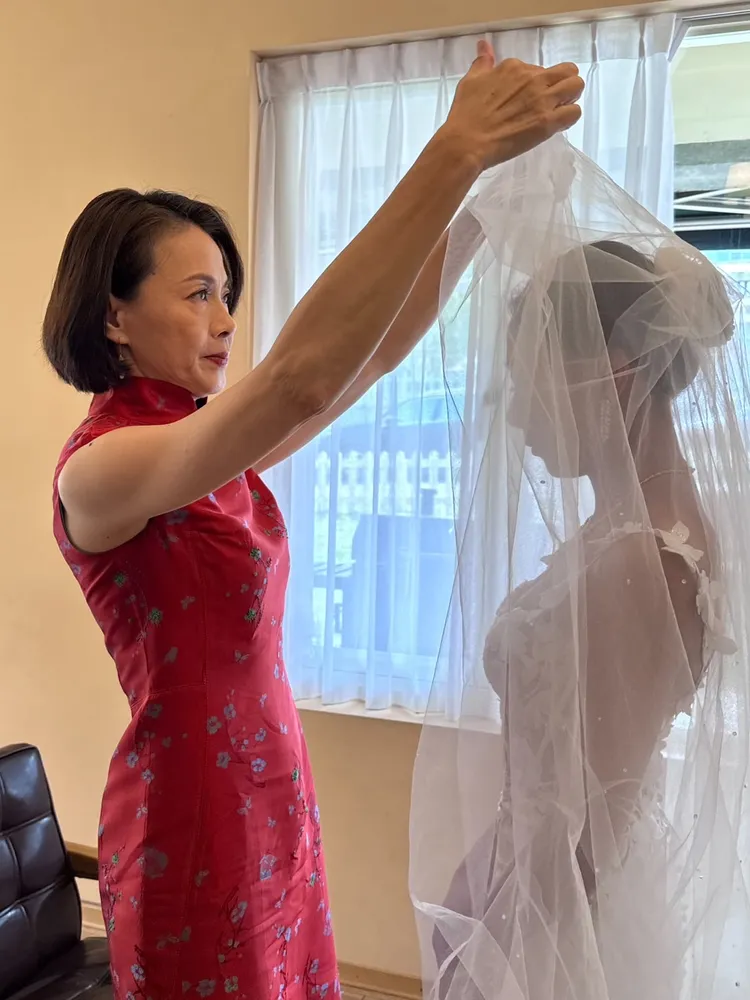 柯淑勤（左）掀開杜蕾頭紗也熱淚盈眶。海納百川提供