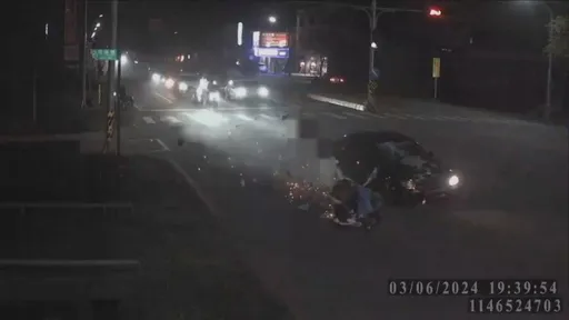 中邪?駕駛沉默猛踩油門 追撞機車「像打保齡球噴飛」1死3傷