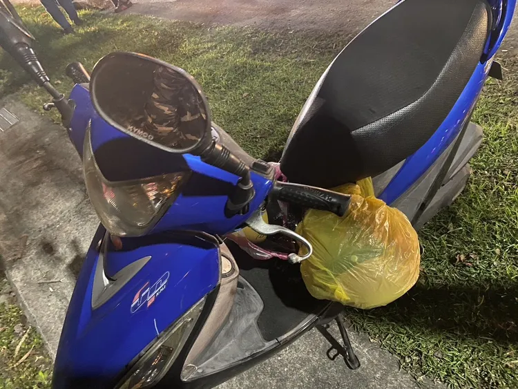 車禍波及的機車多處破損。翻攝畫面