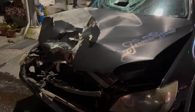 肇事車輛車頭嚴重損毀。翻攝畫面