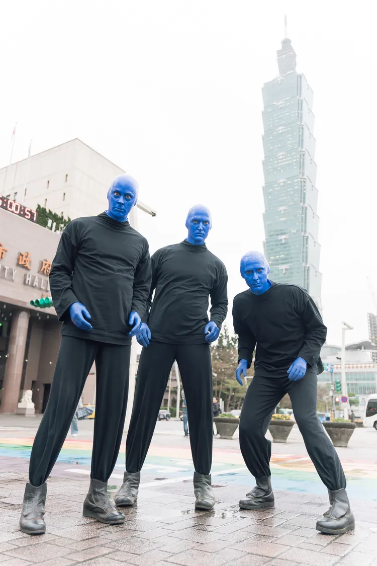 藍人與101大樓、台北市政府搞怪合照。寬宏藝術提供