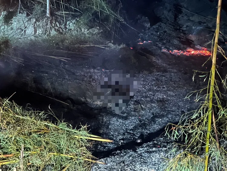 警消清理火場時，發現一具焦屍。民眾提供