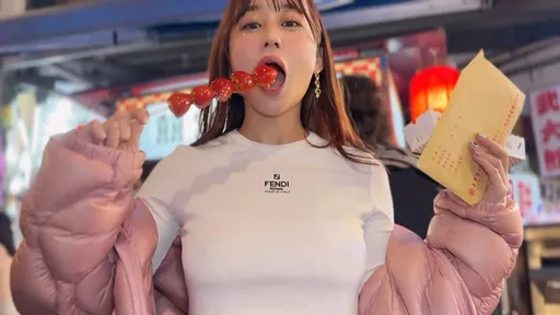 H奶櫻花妹「激凸逛饒河夜市」 合體肉感Coser街頭抖奶