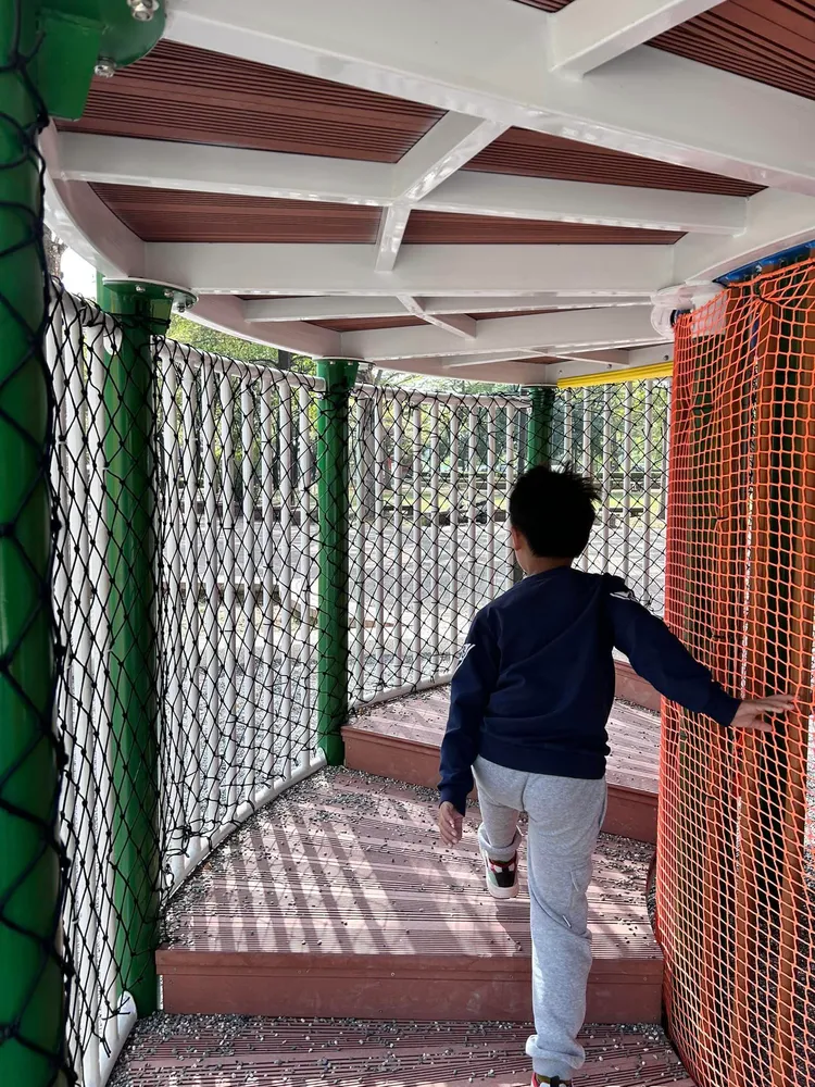 有家長認為，樓梯高低差，加上白色橫桿會造成視覺誤差，易使孩子受傷。取自臉書歸仁大小事