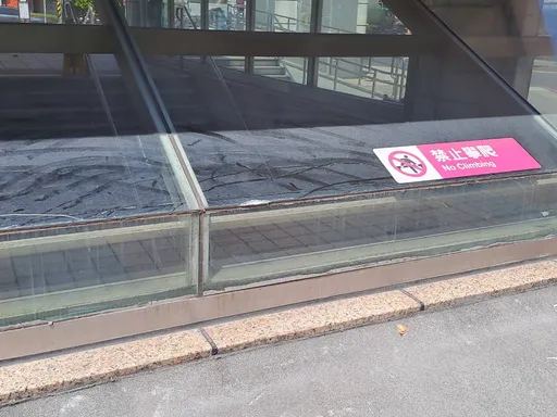 玩命還是玩滑板?捷運站出口玻璃被壓破 北捷開罰7500元還要求償