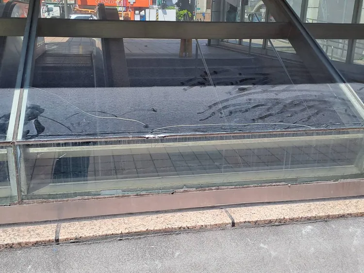 台北捷運公司指出，民眾玩滑板造成玻璃毀損，每人最高可處7500元罰鍰。台北捷運提供