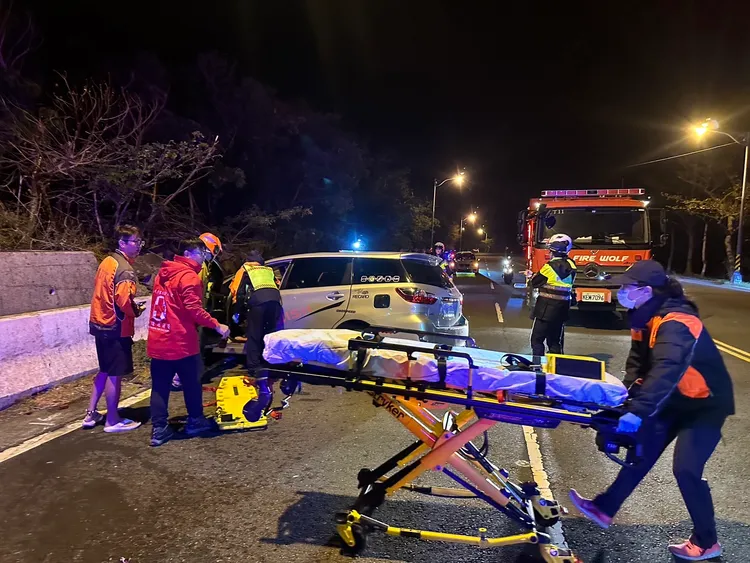 警消、員警獲報到場處理。警方提供