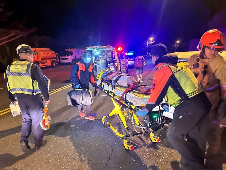 嚴姓駕駛重傷，兒子則傷重不治。警方提供