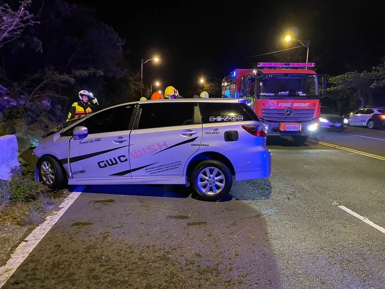 白色轎車自撞水泥護欄。警方提供
