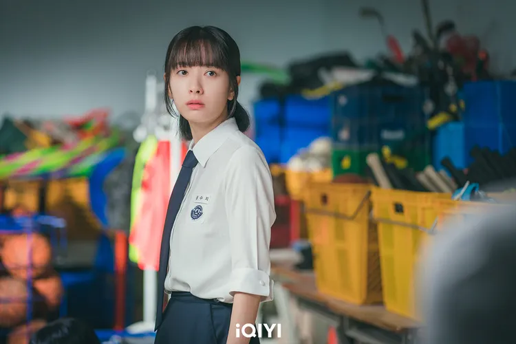 苞娜劇中飾演轉學生，到了新班級立刻成為受氣包。愛奇藝國際站提供