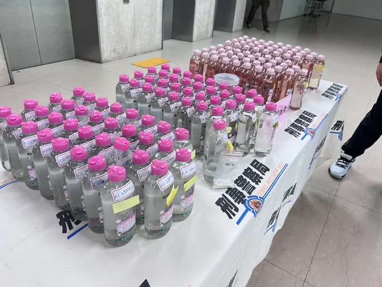 嫌犯用卡尼爾化妝水作掩護藏毒。翻攝畫面
