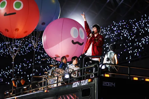 五月天超狂der　環場巴士直接開進世運主場館！  5萬人嗨翻啦