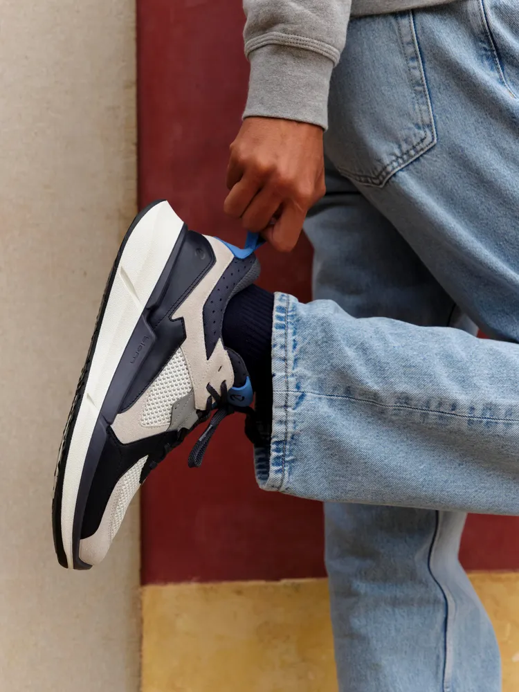 ECCO BIOM 2.2男鞋（白色／午夜藍），7380元。品牌提供