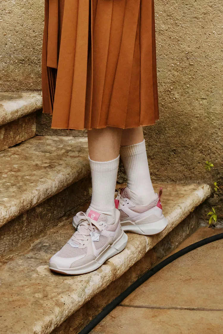 ECCO BIOM 2.2女鞋（裸粉色），7380元。品牌提供