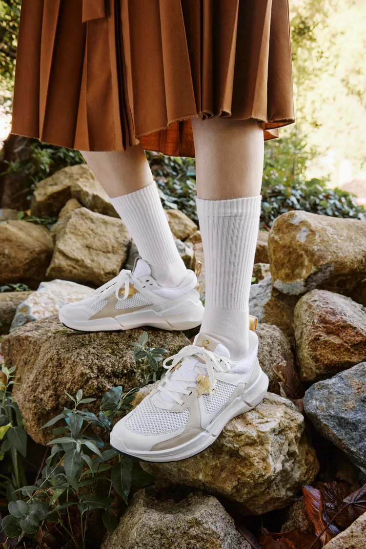 ECCO BIOM 2.2女鞋（白色／石灰色），7380元。品牌提供