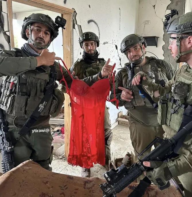 以色列軍人「展示」搜出的女性內衣。翻攝reddit/nimzinho