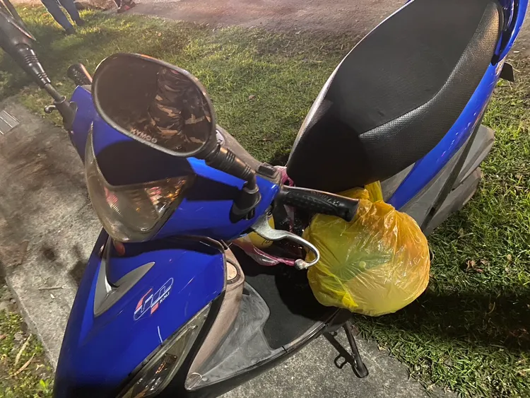 無辜遭撞機車多處破損。翻攝畫面