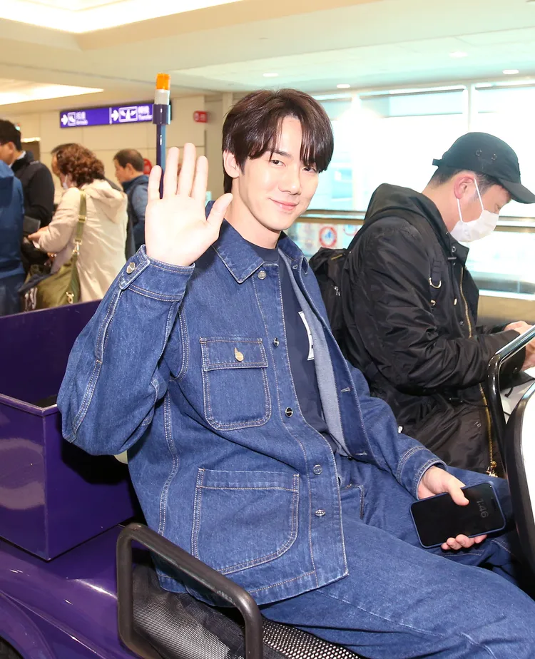 柳演錫身著全套GUCCI開心對鏡頭打招呼。《GQ》提供