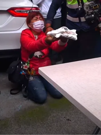 婦頭部濺血不在乎，只求媽祖救救女兒，旁人看了超揪心。翻攝自
白沙屯媽祖網路電視台YT