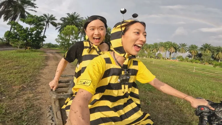 陳妤（前）載著嚴正嵐開沙灘車闖關。好看娛樂提供