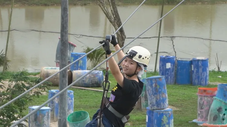 嚴正嵐挑戰空中飛人，徒手渡河。好看娛樂提供