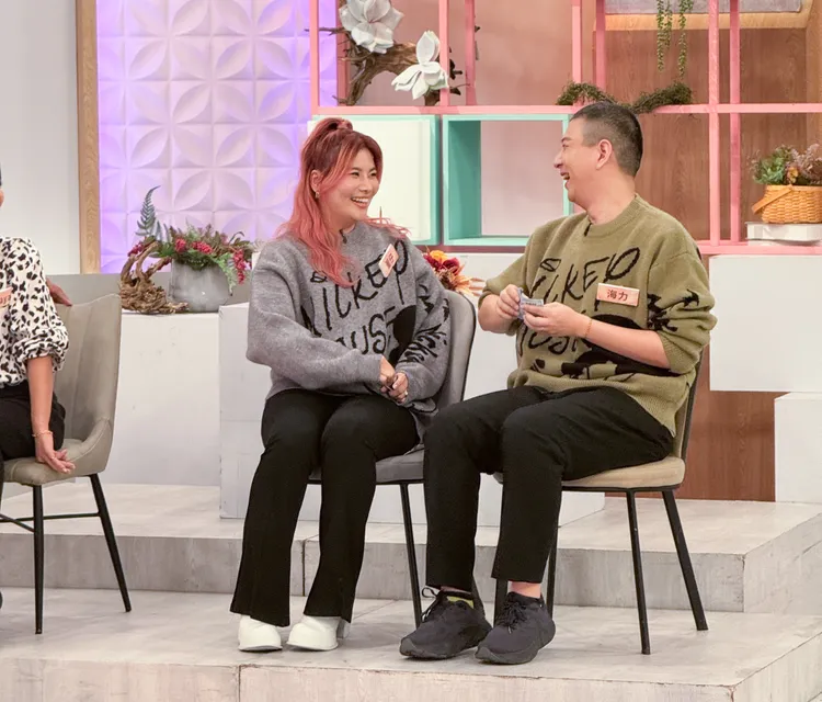 董仔最愛和老公海力玩「抓猴」遊戲。東森綜合提供