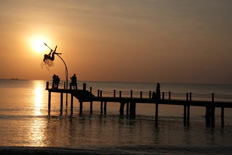 桑奈托日落海灘上有許多造型特殊的藝術品。網美盈沐攝