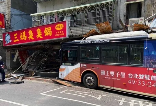 北市公車突失控撞進三媽臭臭鍋 招牌傾斜、2路人受傷送醫