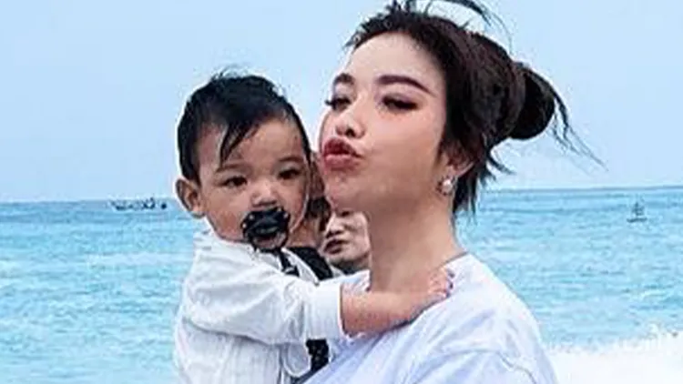 許維恩和女兒之間出現「詭異人臉」。翻攝自許維恩臉書