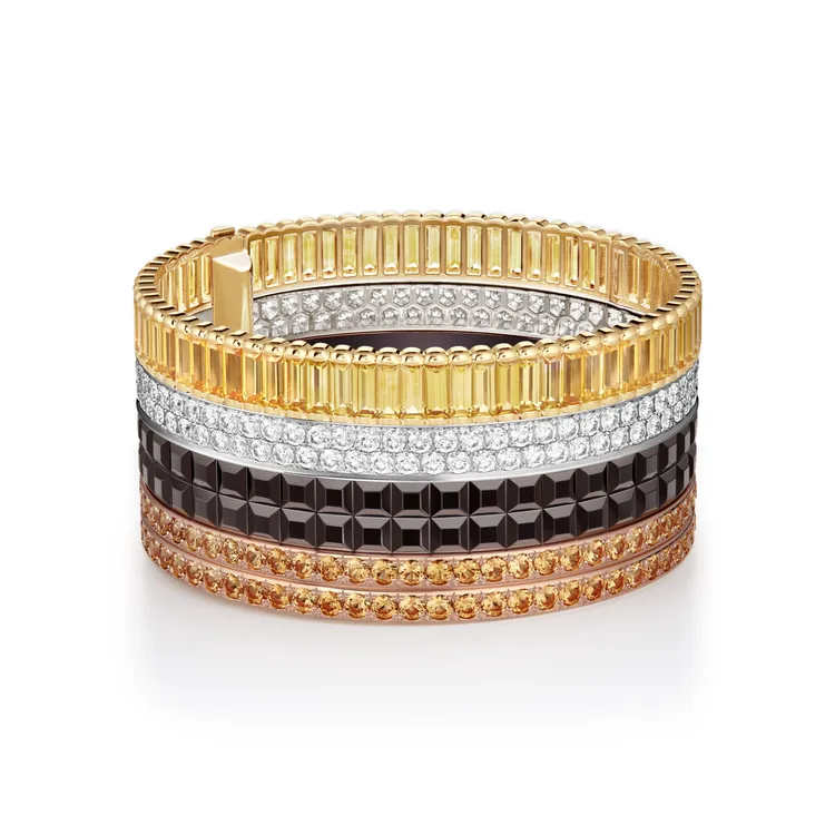 運用了錳鋁榴石、黃色藍寶石的Quatre Classique系列手鐲。品牌提供