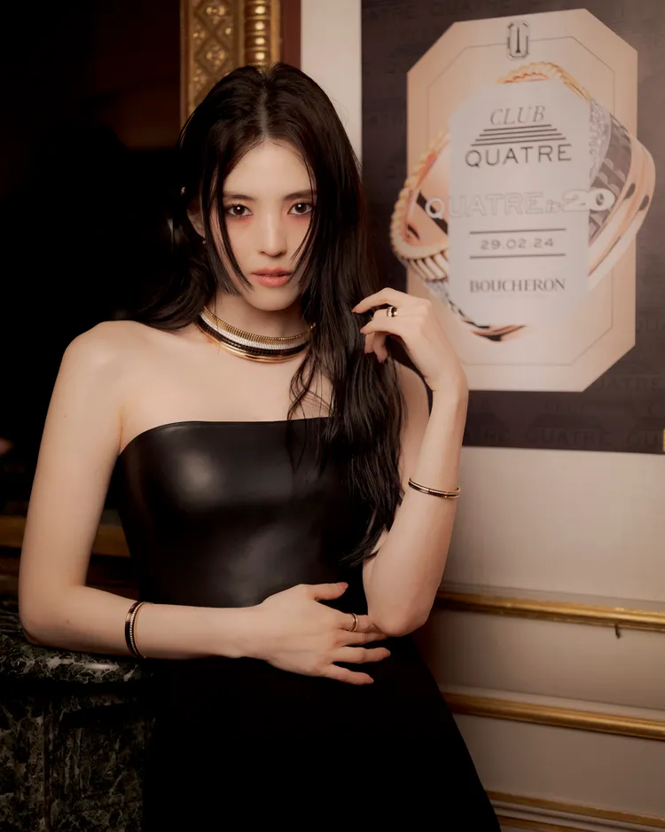 韓素希戴上BOUCHERON最新Quatre Classique系列作品。品牌提供