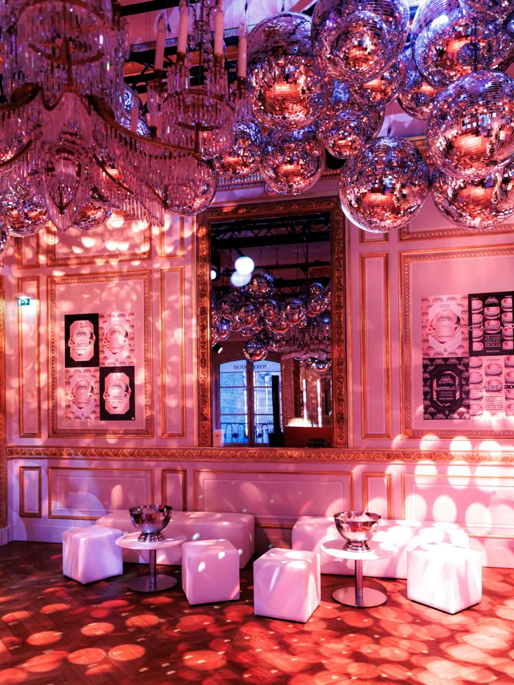 生日派對選在巴黎芳登廣場26號私人宅邸開設的夜總會舉辦。品牌提供